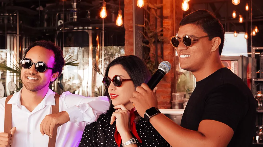Nhóm khách hát karaoke trong phòng có đèn trang trí