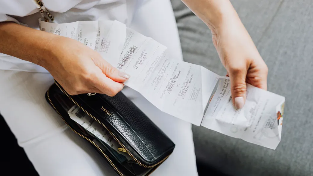 Kế toán doanh nghiệp tại Biên Hòa sắp xếp chứng từ và biên lai trên bàn làm việc