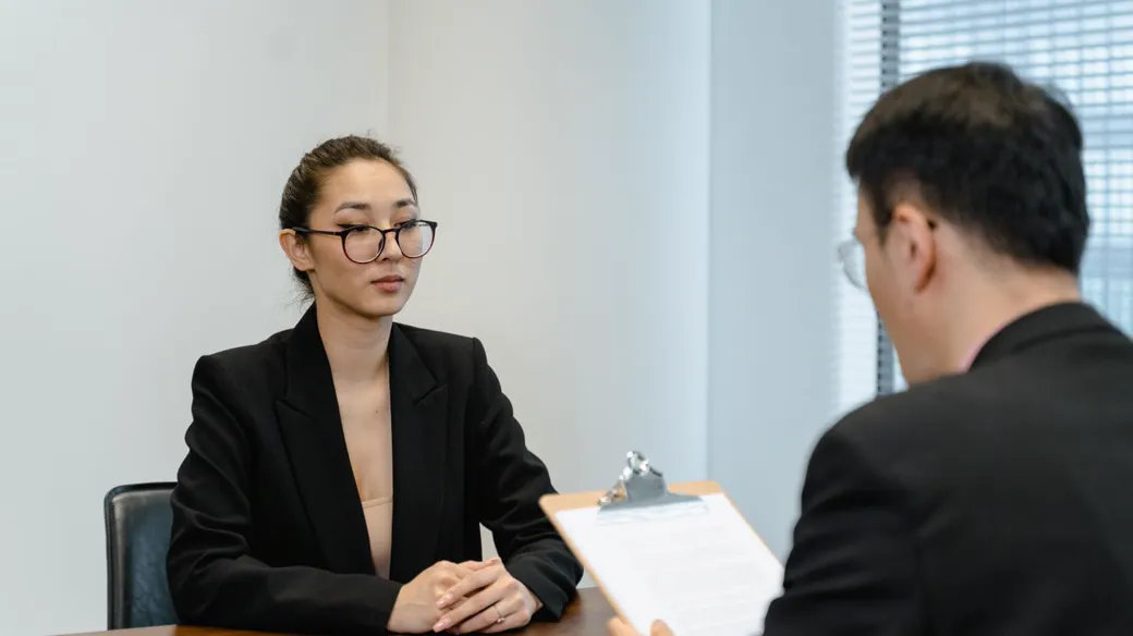 Chủ doanh nghiệp trẻ nhận giấy chứng nhận đăng ký doanh nghiệp lần đầu tại văn phòng