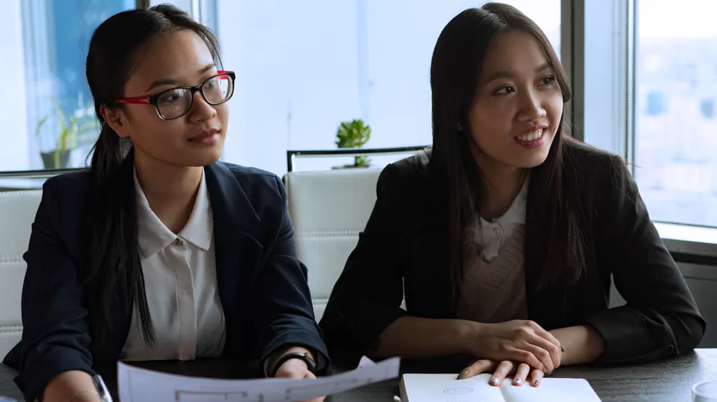 Lịch bàn và sổ ghi chép đặt cạnh máy tính trong văn phòng kế toán