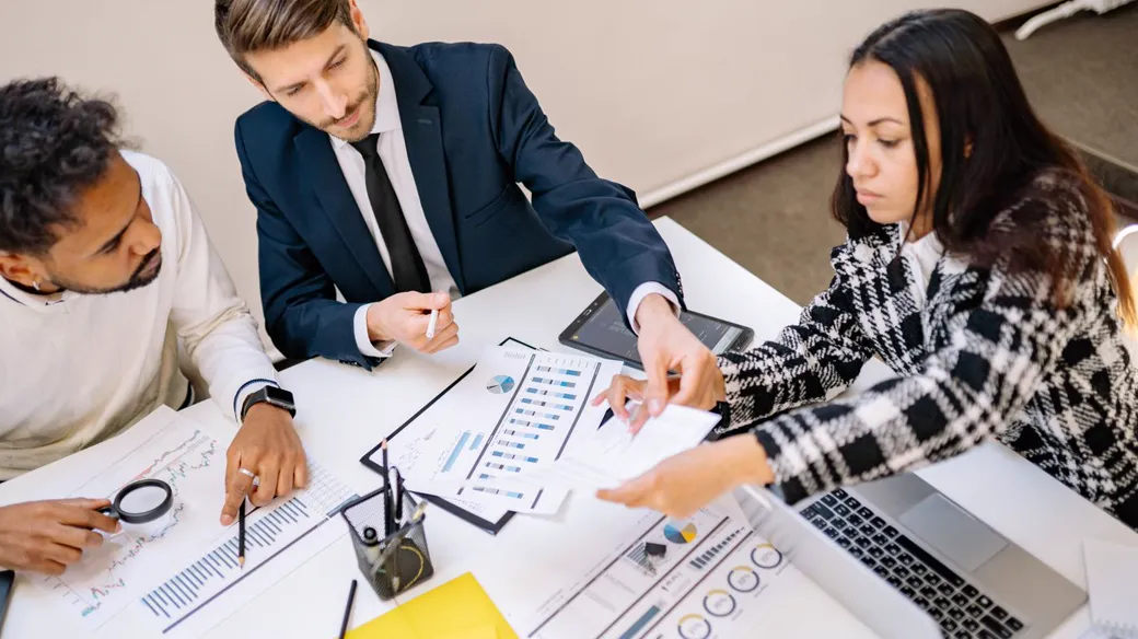 Kế toán dịch vụ trao đổi với giám đốc doanh nghiệp nhỏ về cách tổ chức bộ máy kế toán