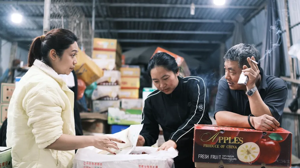 Nhóm người đóng gói, kiểm hàng giữa các thùng hàng trong kho khi kiểm kê hàng tồn trước chuyển đổi