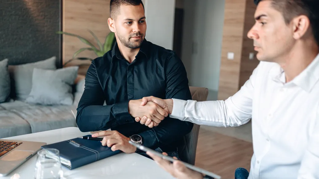 Kế toán công ty cổ phần tại Biên Hòa kiểm tra hóa đơn và sổ phụ ngân hàng hằng ngày