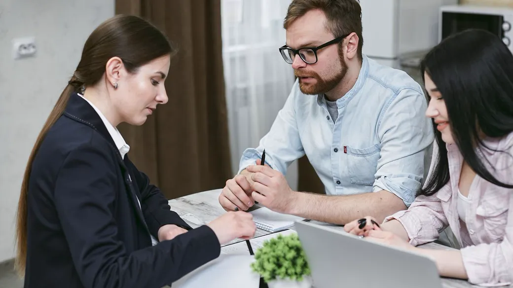 So sánh chi phí thuê dịch vụ kế toán và tuyển kế toán nội bộ