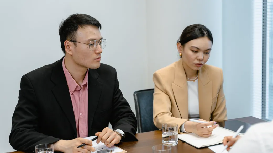 Chuyên viên Kế Toán Biên Hòa tư vấn hồ sơ thành lập công ty cho khách hàng tại văn phòng