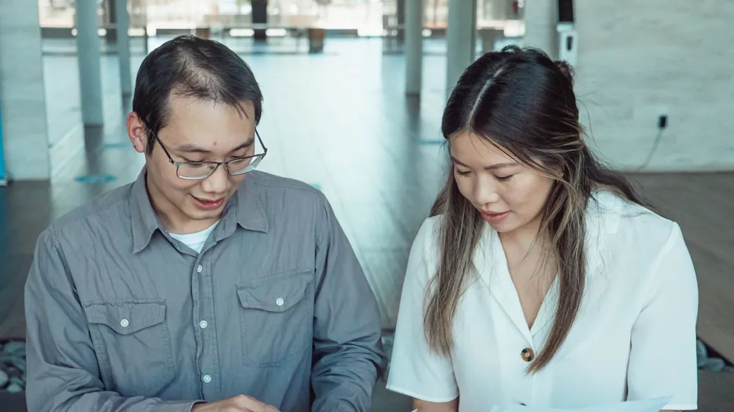 Chủ doanh nghiệp tại Biên Hòa xem bảng chi phí thành lập công ty cùng chuyên viên tư vấn