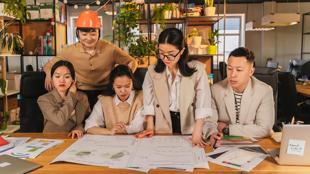 Nhóm thành viên góp vốn thảo luận loại hình và ngành nghề trước khi mở công ty ở Đồng Nai
