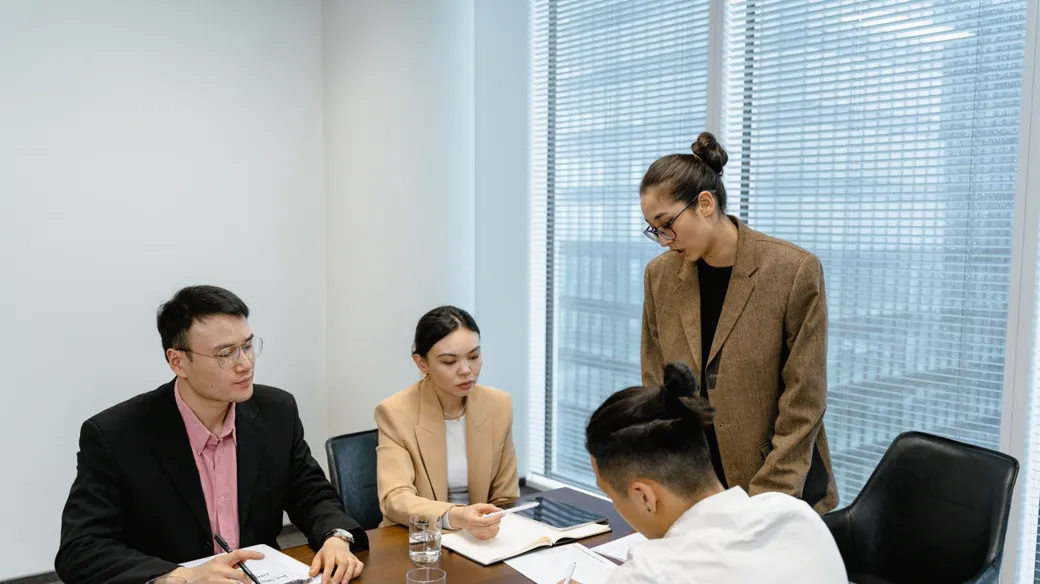 So sánh kế toán nội bộ, kế toán thuê ngoài và dịch vụ kế toán trọn gói cho doanh nghiệp mới