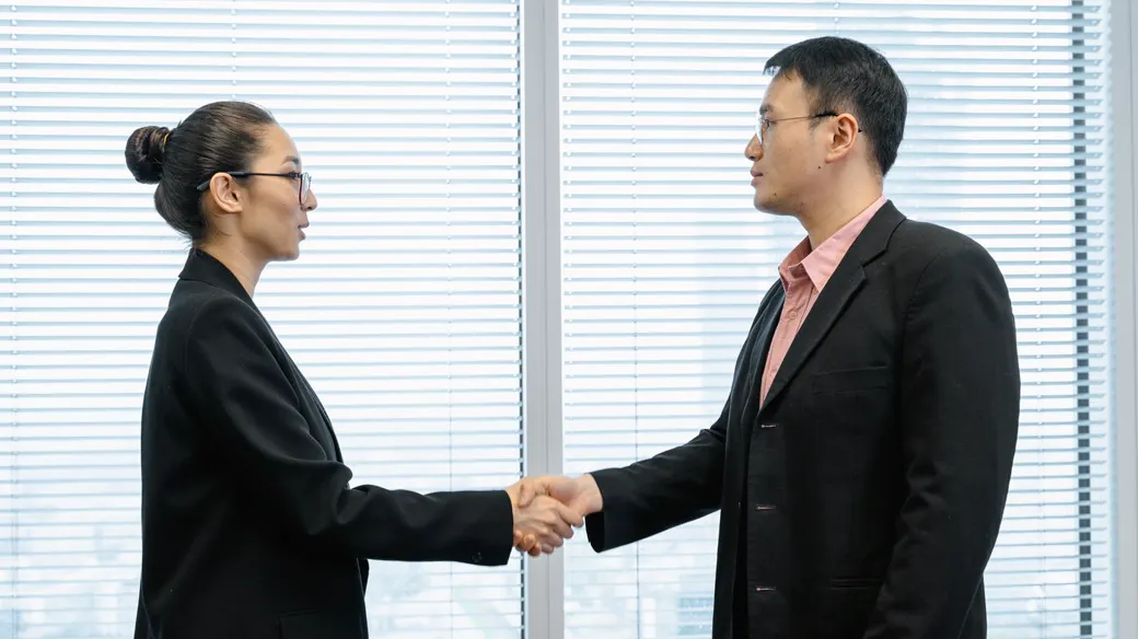 Doanh nghiệp nhỏ ký hợp đồng lao động với nhân viên mới