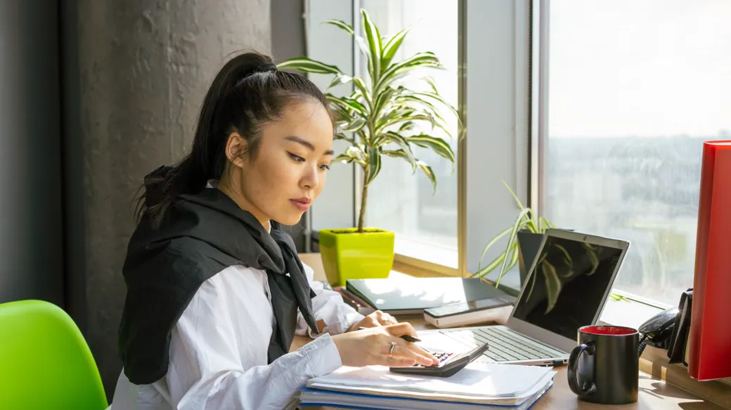 Kế toán đăng ký hóa đơn điện tử và kê khai thuế trên máy tính cho công ty mới
