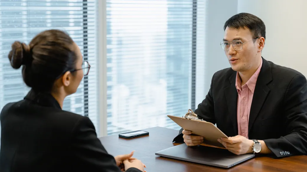 Chuyên viên kế toán dịch vụ tư vấn cho chủ doanh nghiệp mới thành lập