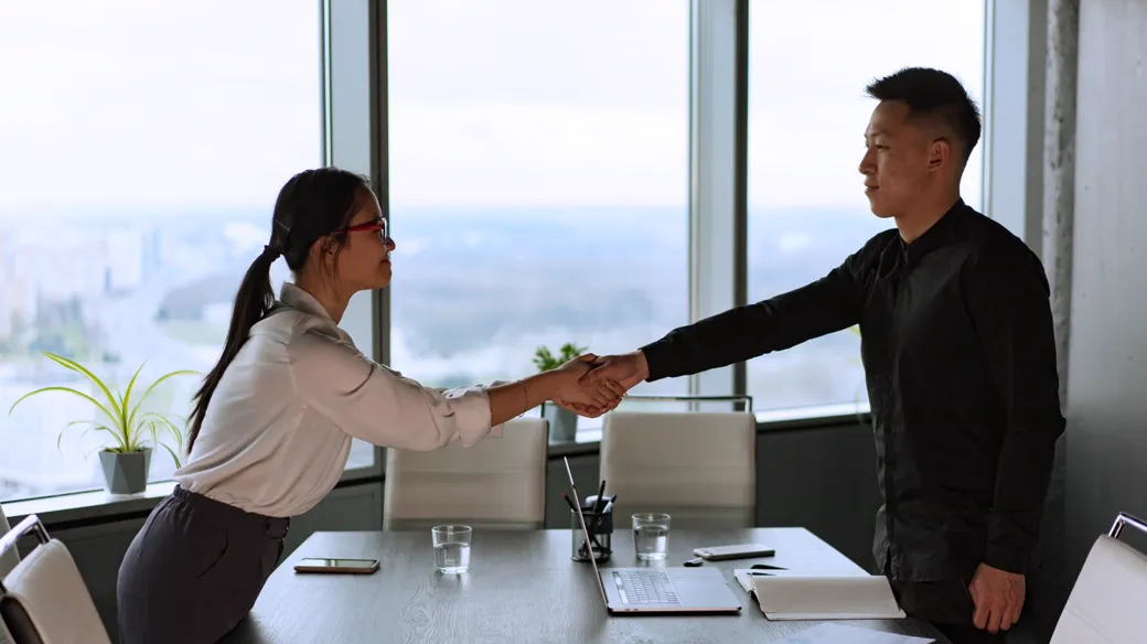 Doanh nghiệp mới ký hợp đồng lao động với nhân viên đầu tiên